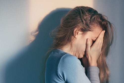 Mujer llorando por abuso verbal