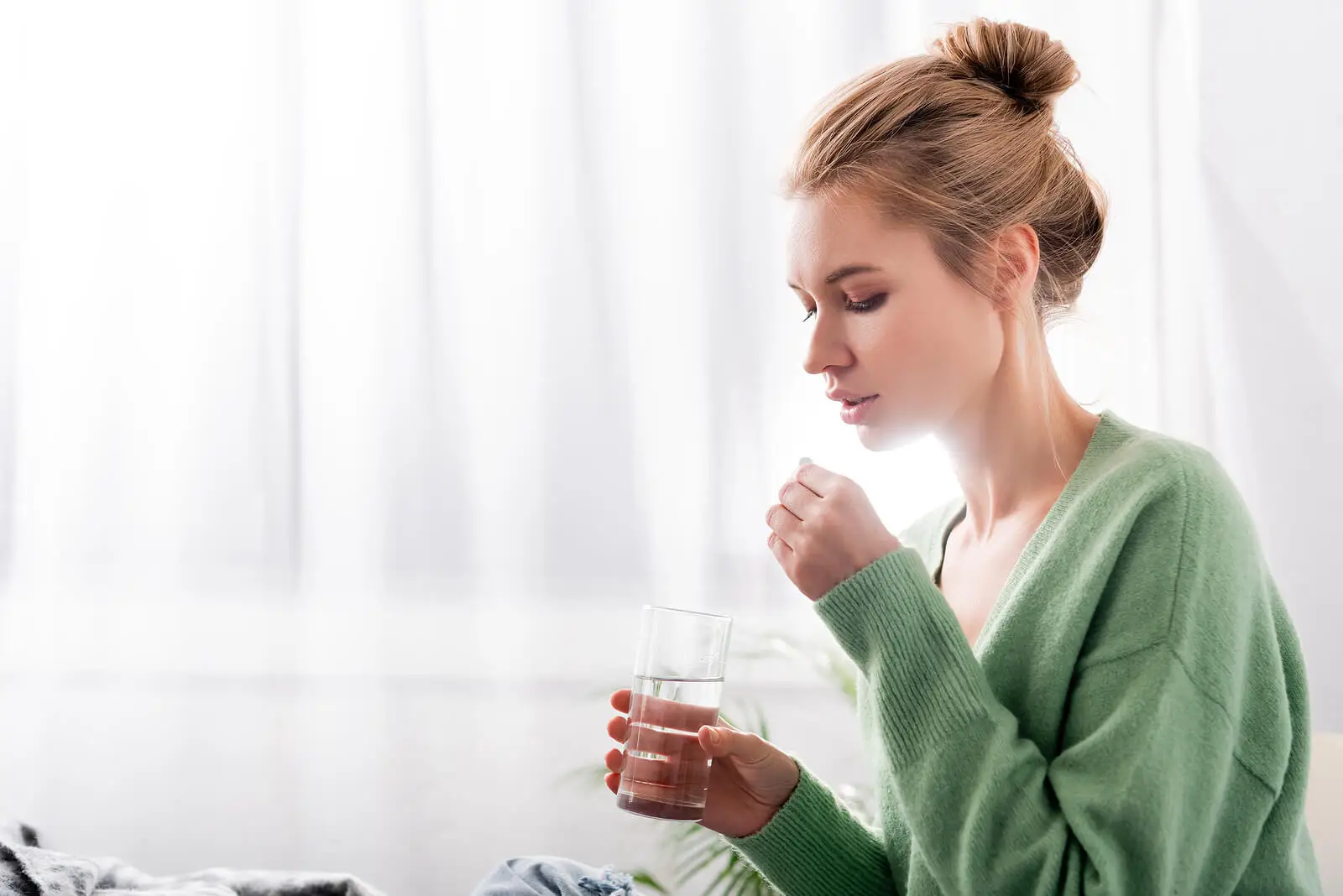 Mujer tomando la píldora del día después
