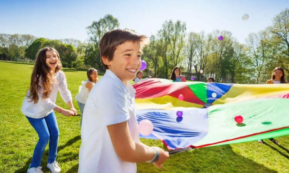 Niños jugando en el campo en verano.