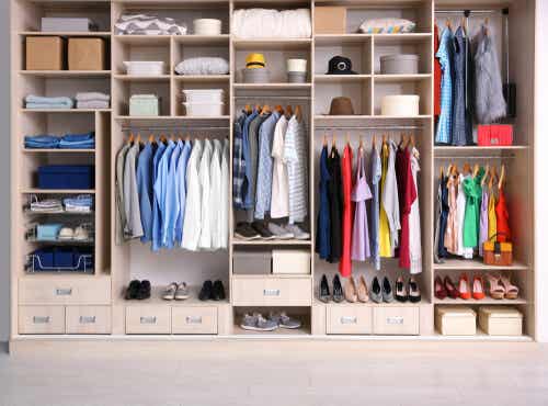 Podemos organizar nuestro armario de diversas maneras.