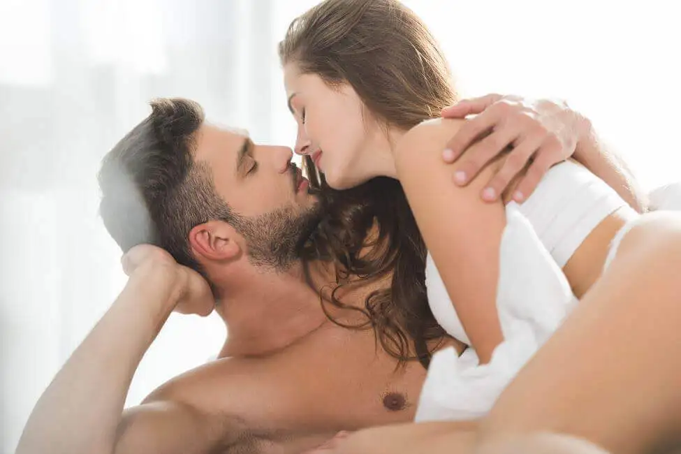 Casal prestes a se beijar.