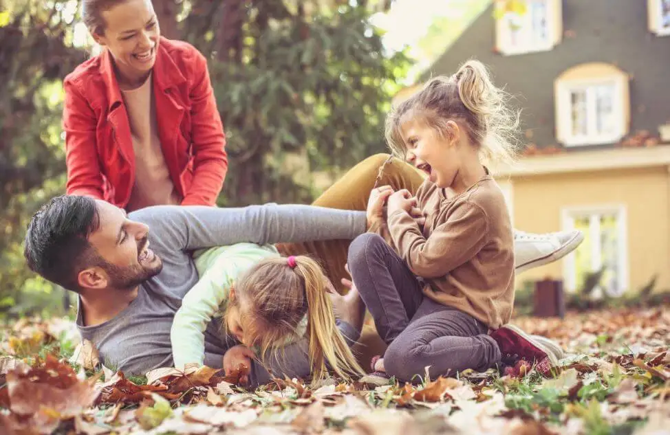 Pasar tiempo en familia en el jardin.