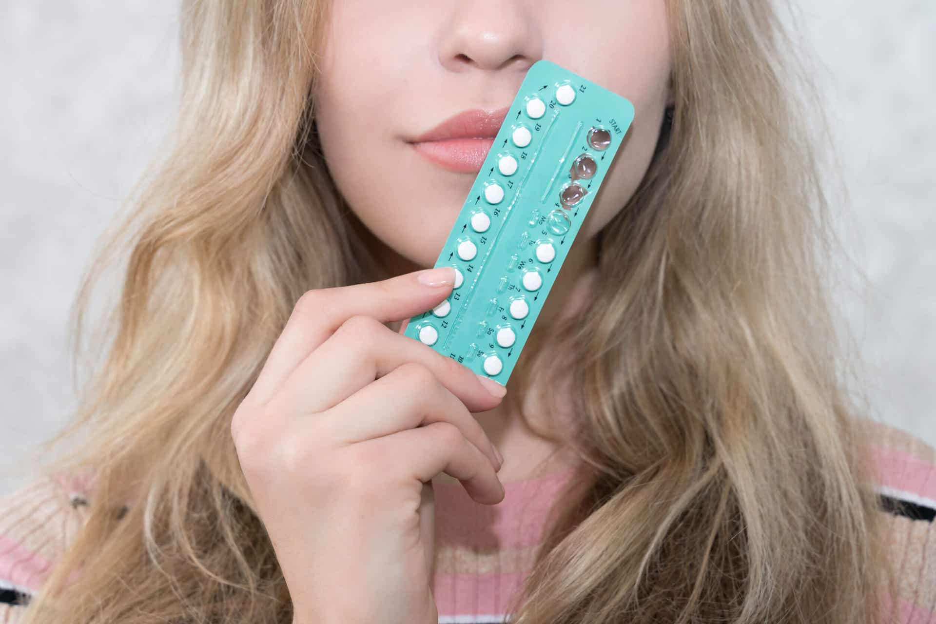 Mujer con pastillas anticonceptivas. 