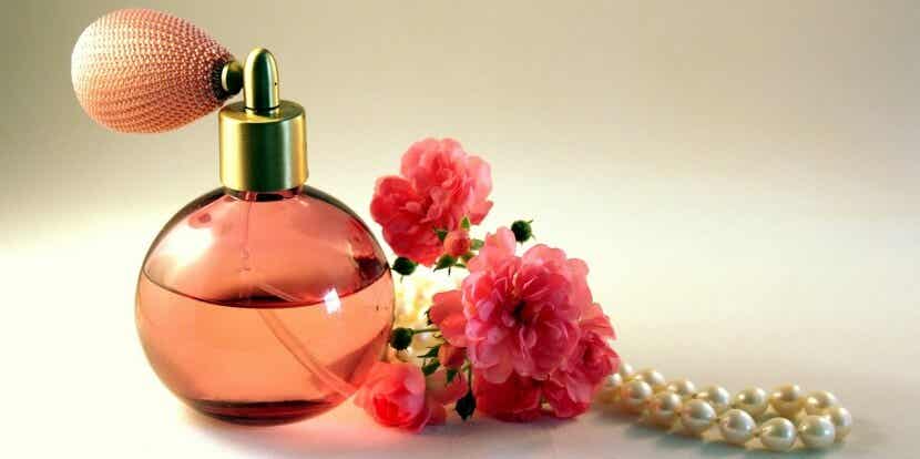 perfume con rosas