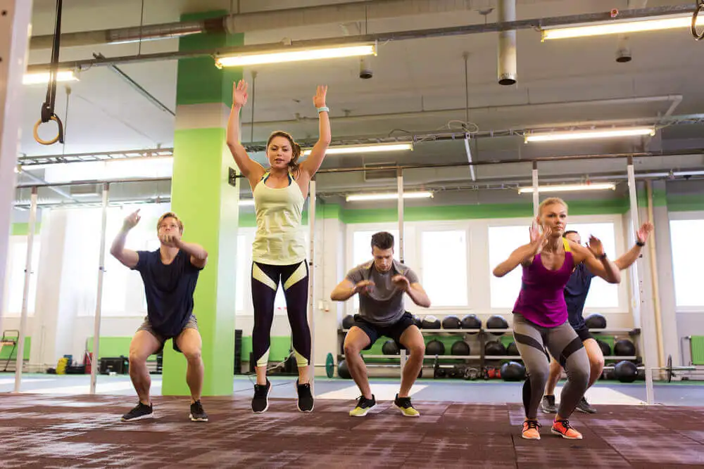 Personas haciendo burpees.