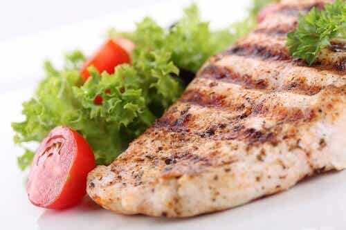 El pescado asado a la plancha es recomendable para las cenas.