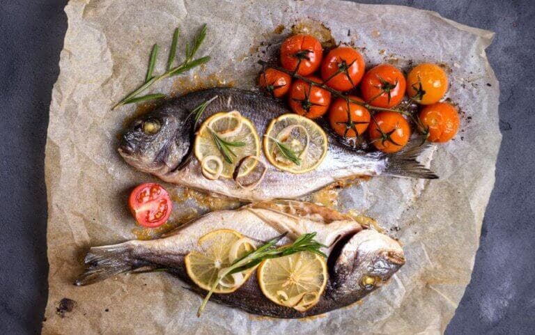 Prepara un exquisito pescado al horno en sus jugos