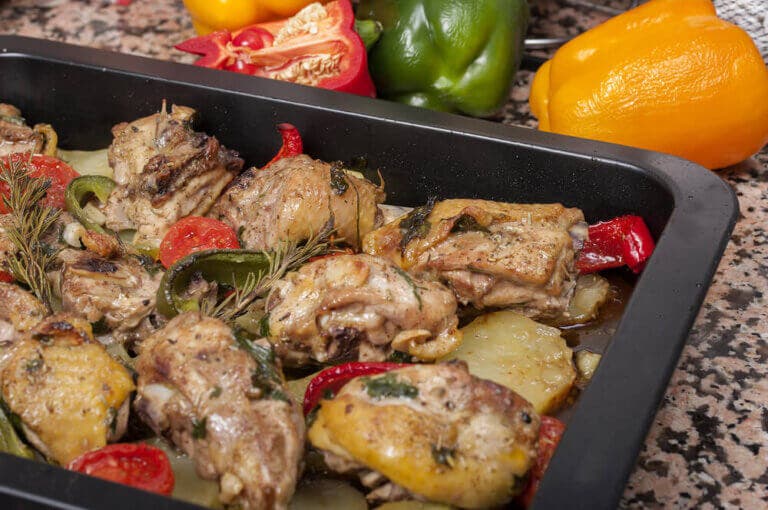 Deliciosa receta de pollo al horno con patatas y zanahorias