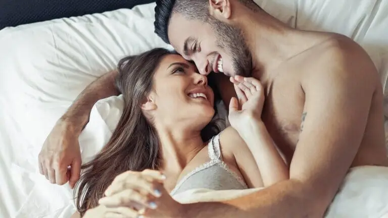 Postura de la cucharita: una de las mejores posiciones sexuales
