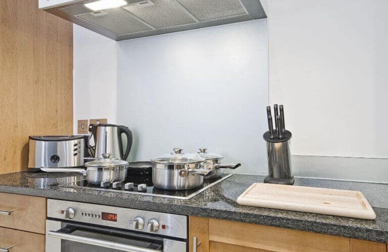 6 productos naturales para eliminar la grasa de la encimera