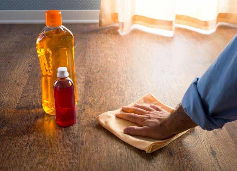 Remedios para limpiar las manchas sobre los muebles de madera.