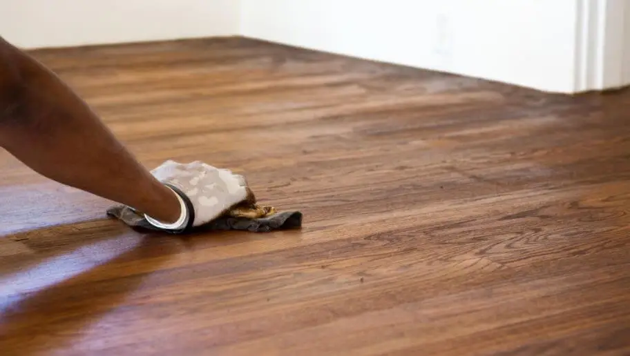 Proteger los suelos de madera no siempre es fácil.