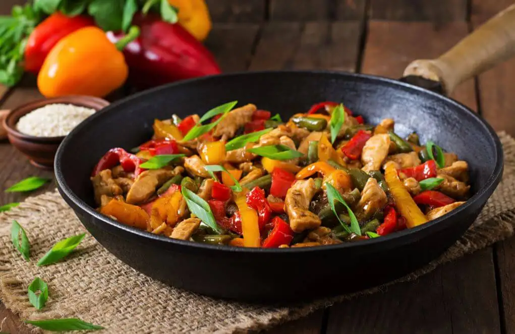 Receta de salteado de pollo con verduras.