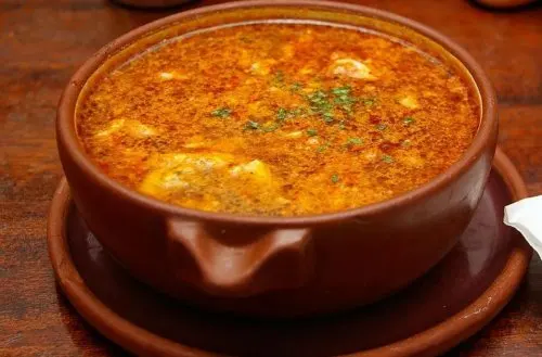 Sopas de ajo en una olla