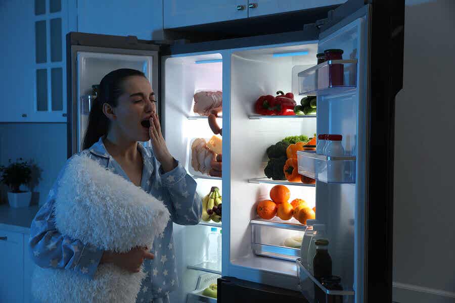Ananas am Abend - Frau vor dem Kühlschrank