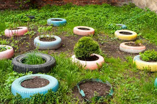 Las ruedas pueden servir para decorar nuestro jardín.