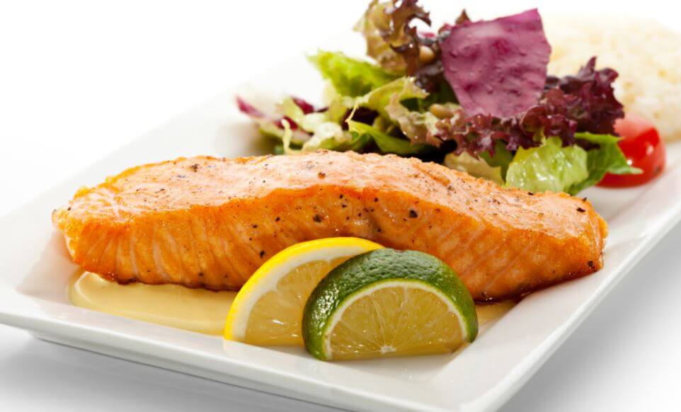 Salmón con salsa de limón.