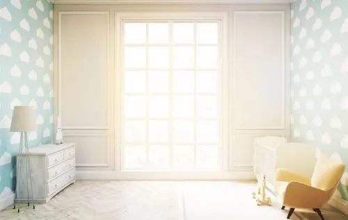 Casa con decoraciones blancas y luminosas
