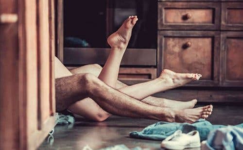 Piernas de pareja manteniendo relaciones
