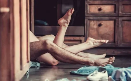 Piernas de pareja manteniendo relaciones