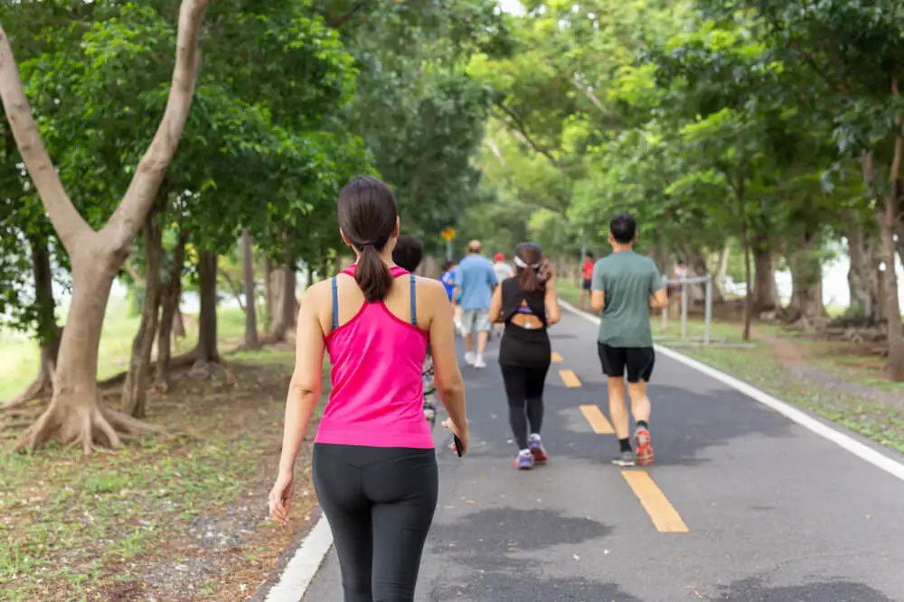 Ejercicio de caminata para pacientes con EPOC.