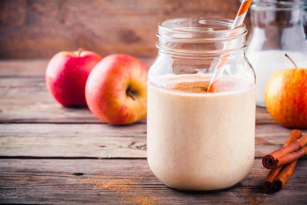 El smoothie de manzana con fibra ayuda al tránsito intestinal.