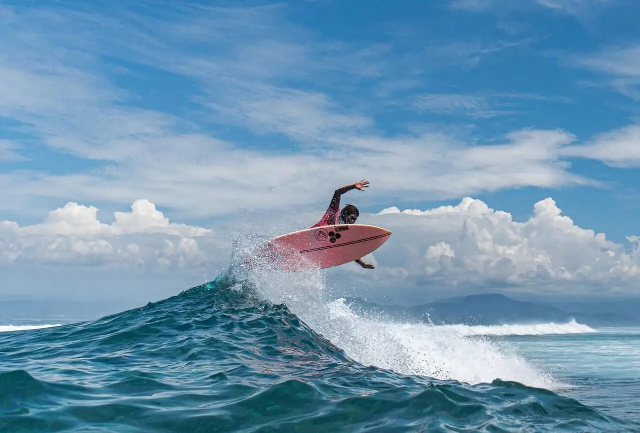Surf tradicional diferente al paddle surf.