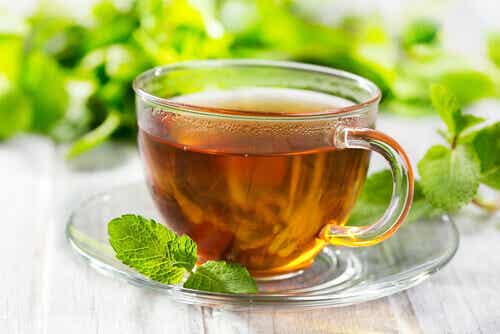 El té de menta ayuda a la digestión.