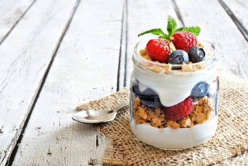 Prepara yogur casero de frutas con esta sencilla receta