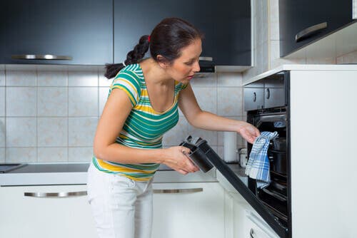 El horno debe estar precalentado antes de meter la pizza de longaniza.