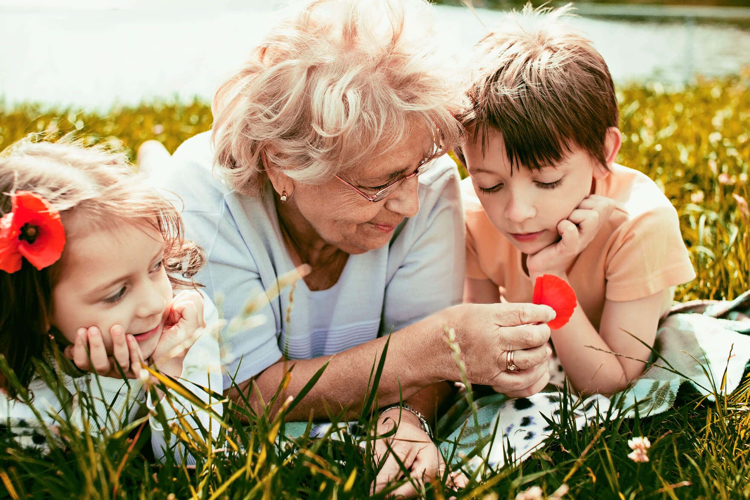 Hypothèse de grand-mère pour s'occuper des petits-enfants.