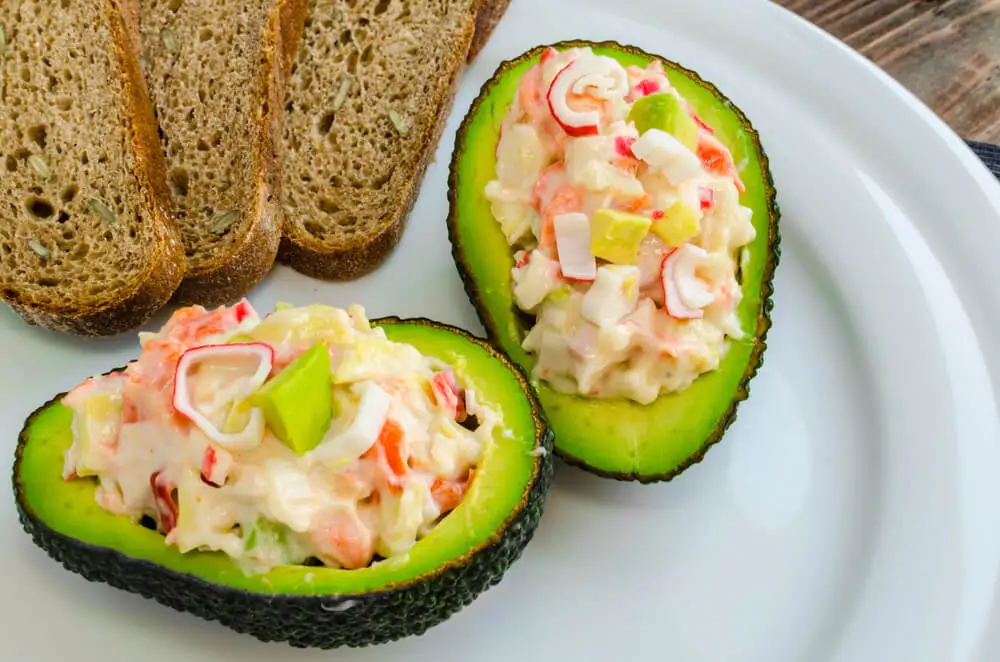 Aguacate relleno de surimi.