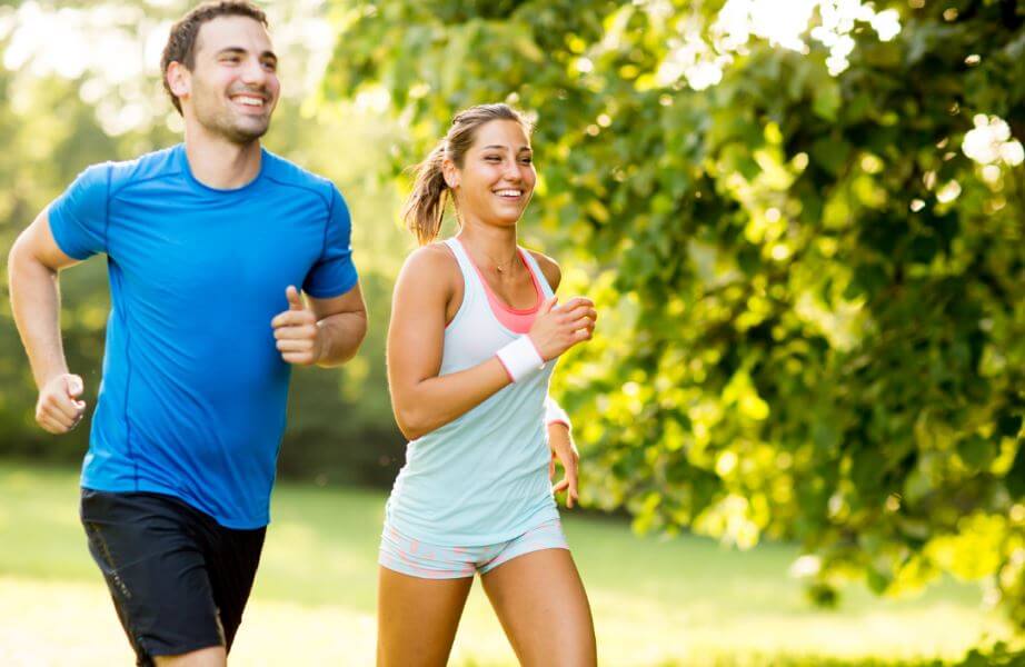 Amigos corriendo al aire libre para despejar los pensamientos negativos.