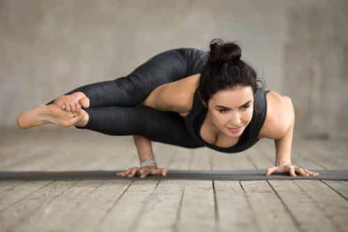 Astavakrasana postura de yoga 