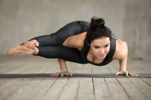 Astavakrasana postura de yoga