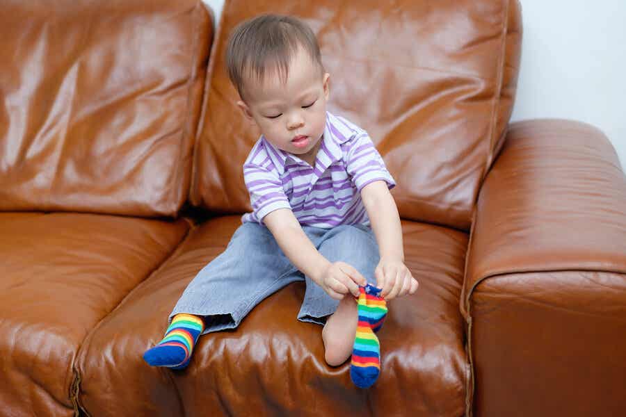 Bebé pone calcetines