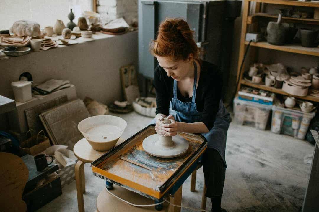Objetos De Barro: Como Introduzi-Los Na Decoração Da Casa? 3 Mulher faz objetos de barro e lama.