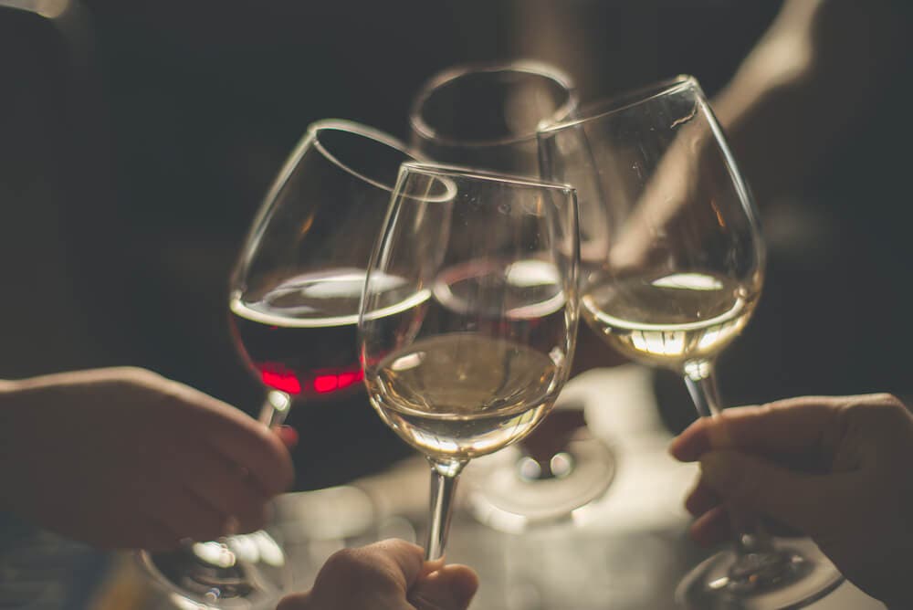 Copas de vino brindando.