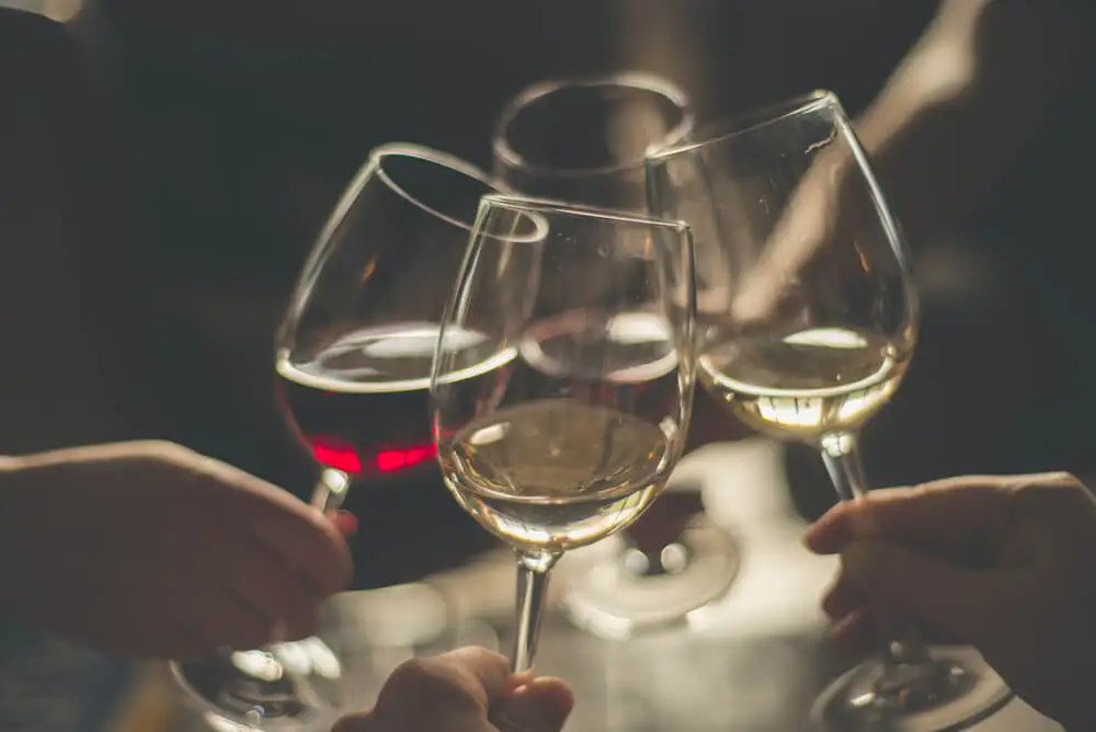 Copas de vino brindando.