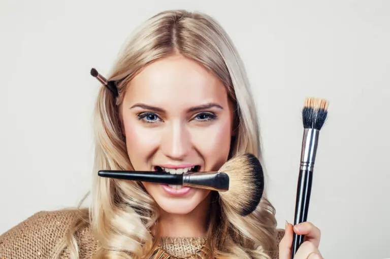 ¿Por qué es necesario lavar a menudo tus brochas de maquillaje?
