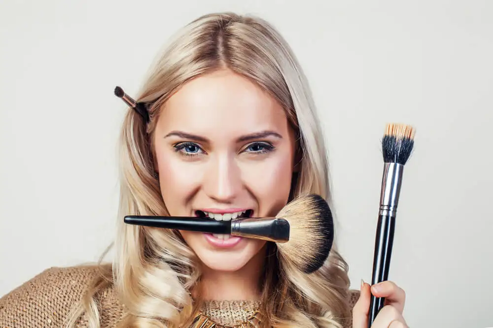 Brochas de maquillaje.