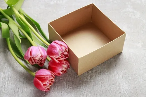 Es posible hacer centros de flores con materiales reciclados.