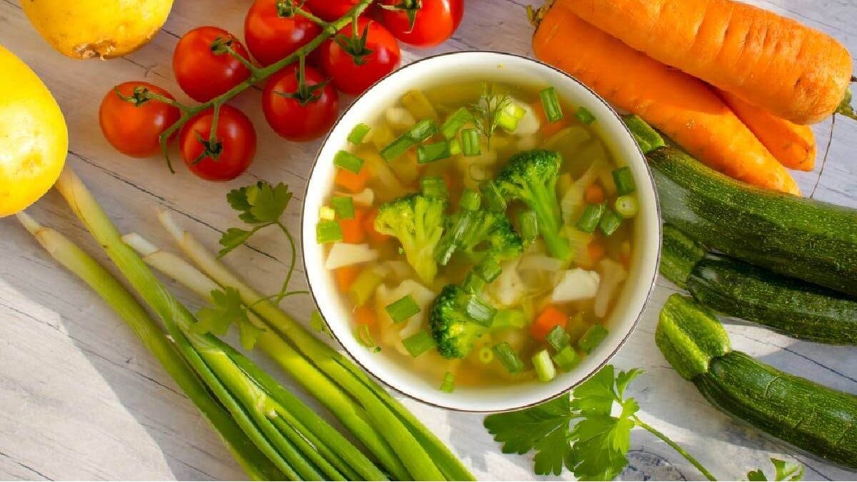 Plato de sopa con verduras.