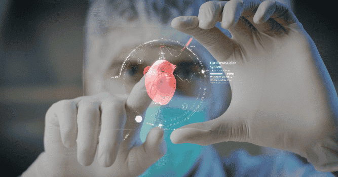 Médico tocando un corazón con realidad virtual.