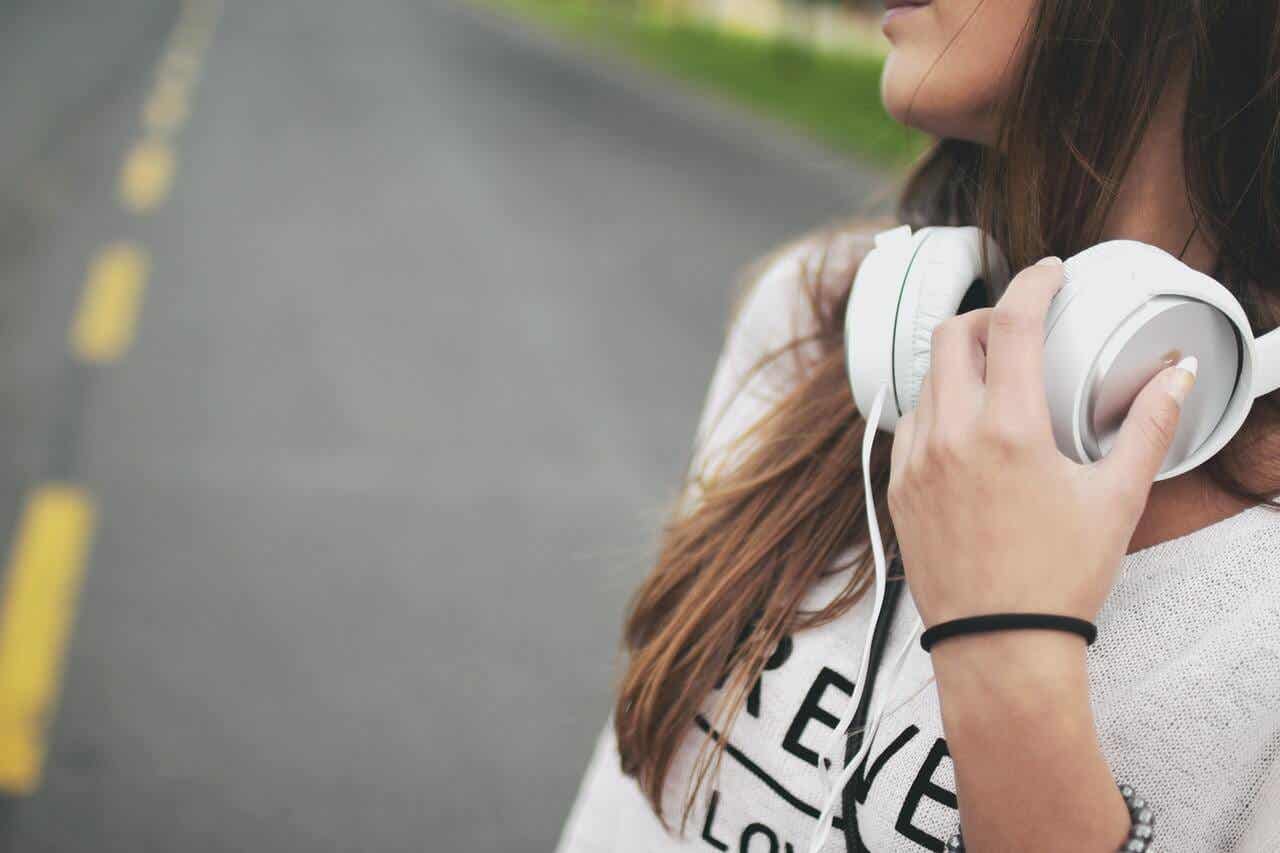Chica con cascos blancos para escuchar música