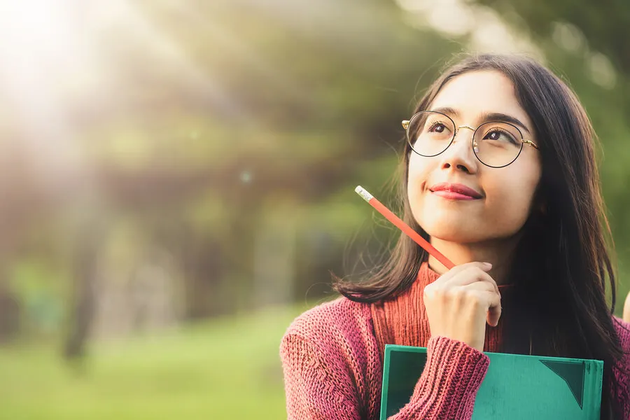 Chica con gafas pensando.