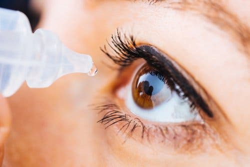 refrescar los ojos irritados