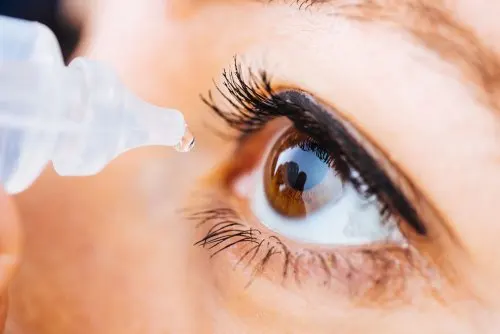 refrescar los ojos irritados