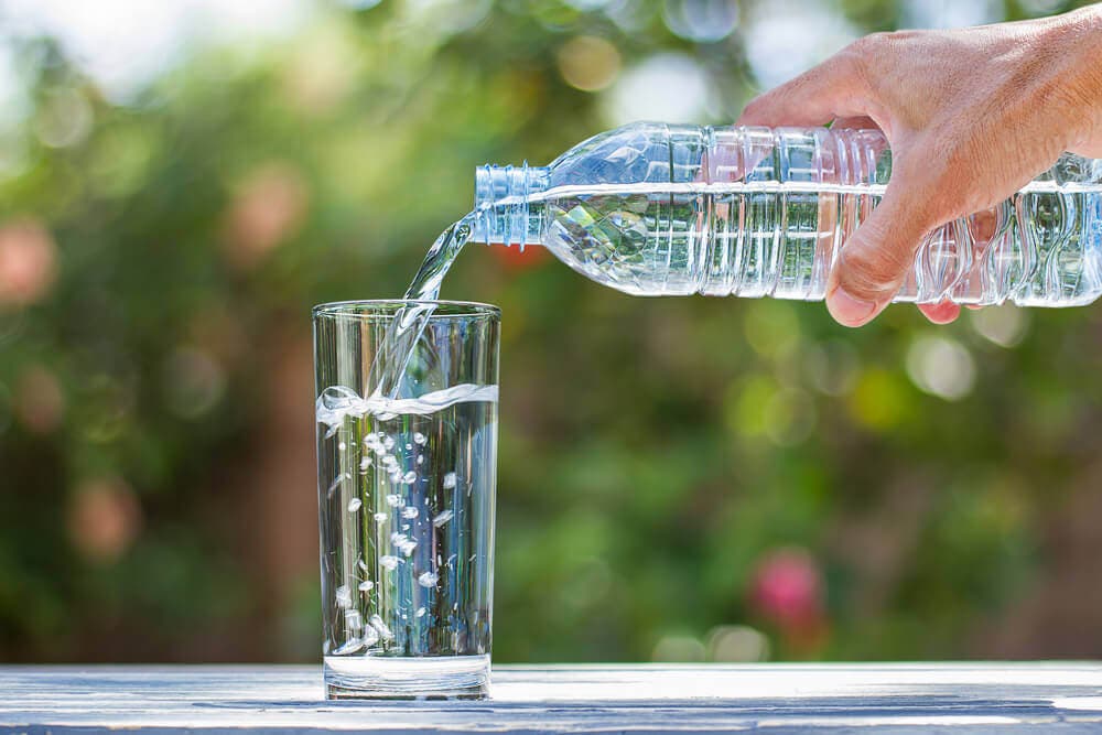 Agua mineral embotellada.