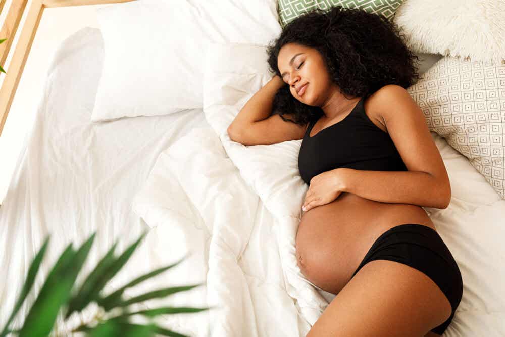 vagale Symptome - schwangere Frau liegt im Bett